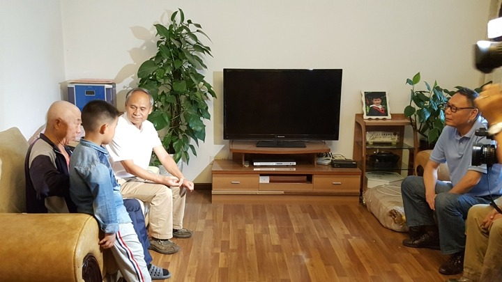 云南省总工会主席张百如到云南yl6809永利集团难题职工家里送温暖