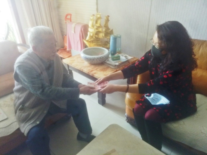 赤诚写大爱，浮夸映丹心