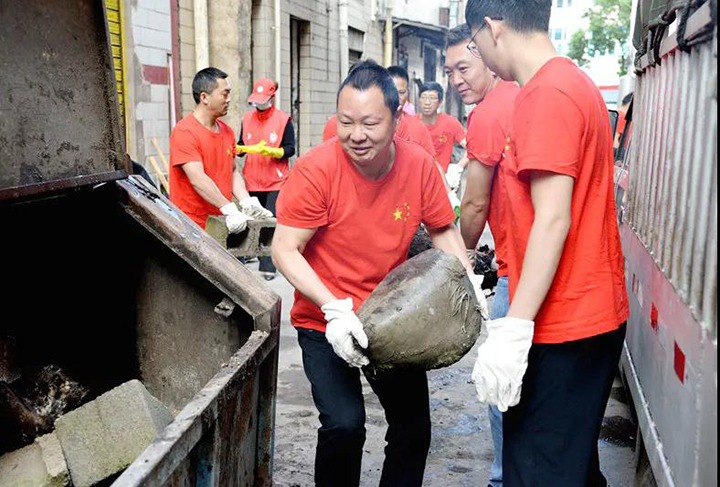 恩洪煤矿党委与新村社区党总支结合发展“双报到双服务双汇报”暨党员自愿服务活动