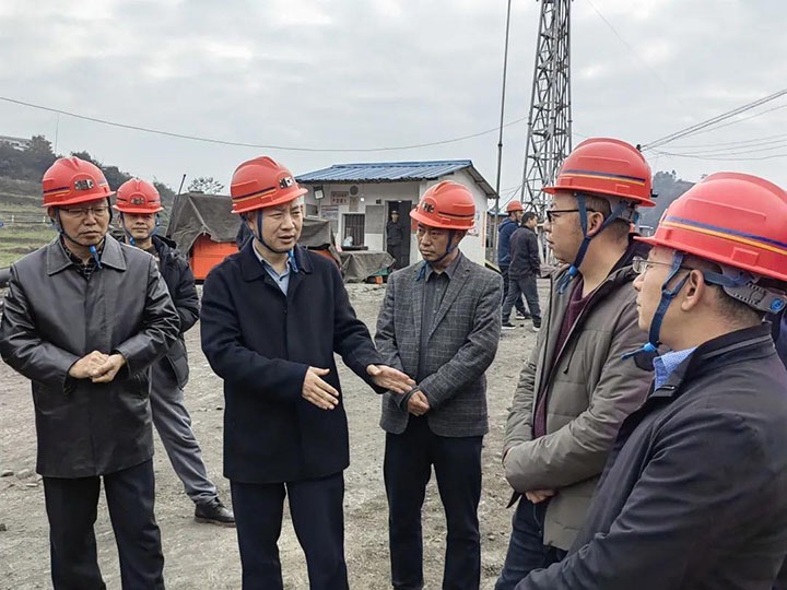 罗平县县委副书记、县长王玮一行到云南东源罗平东城煤矿有限公司调研领导