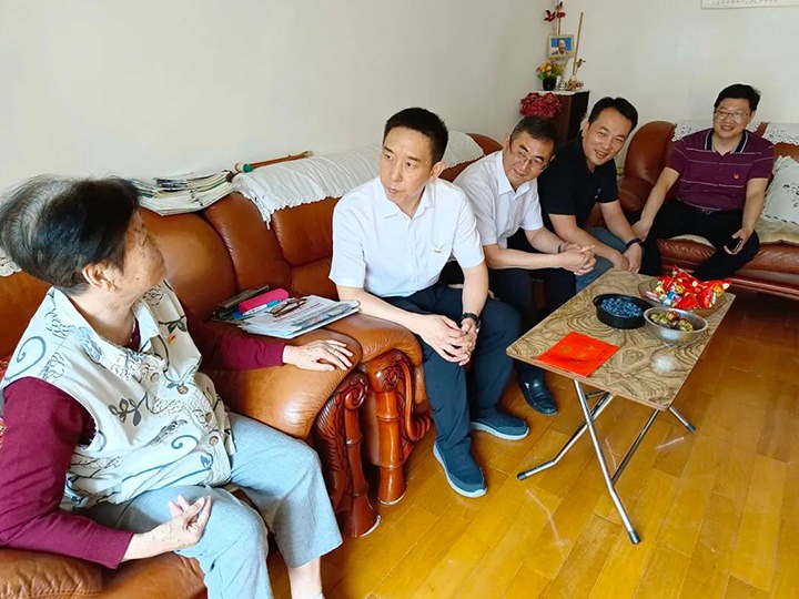 走访慰问老党员　不忘初心送关切——云煤（yl6809永利）集团党委副书记、工会主席王鑫到老干党总支发展“七一”慰问活动