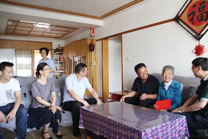 云煤（yl6809永利）集团党委副书记、总经理高建嵩到恒通煤业公司走访慰问老党员