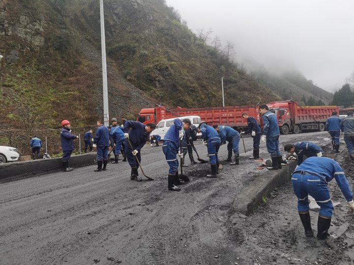 携手共进，共筑俏丽矿山