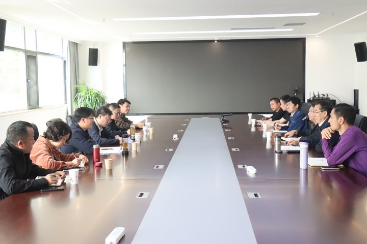 罗平县副县长丁宪富一行到罗平东城煤矿公司调研领导工作